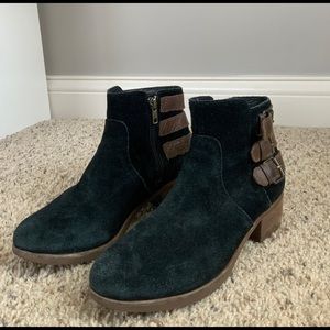 Black Ugg Fur Lined Chelsea Ankle Boot (Size 7)